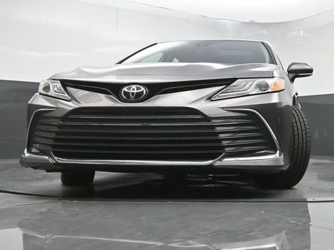 Used 2021 Toyota Camry XLE FWD image 34