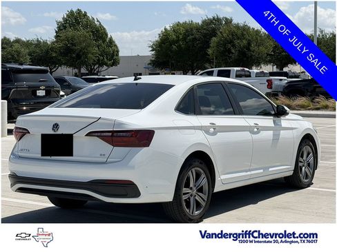 Used 2024 Volkswagen Jetta SE FWD image 4