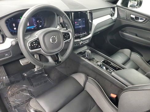 Used 2022 Volvo XC60 B6 R-Design image 14