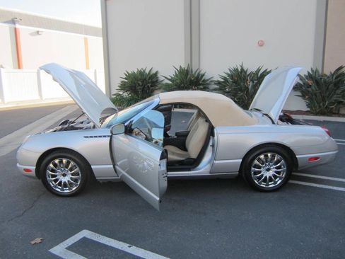 Used 2004 Ford Thunderbird Deluxe image 9