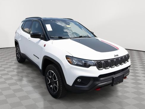 Used 2025 Jeep Compass Trailhawk AWD/4WD image 3