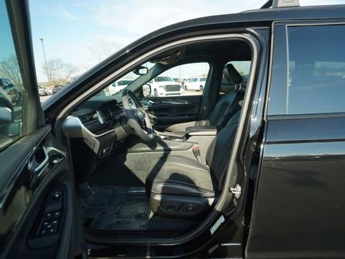 Used 2023 Jeep Grand Cherokee L Altitude image 13