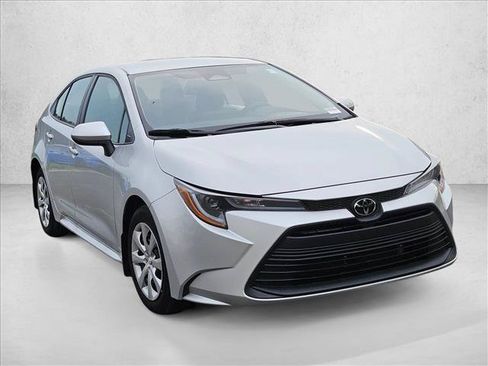 Used 2025 Toyota Corolla LE FWD image 3