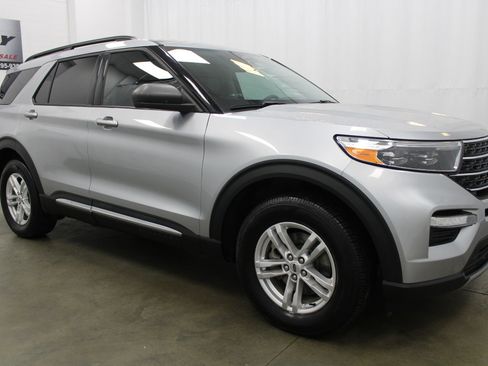 Used 2022 Ford Explorer XLT w/ Equipment Group 202A AWD/4WD image 4