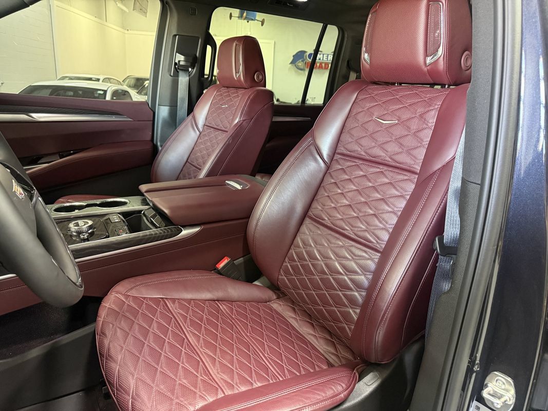 Used 2025 Cadillac Escalade ESV Premium Luxury w/ LPO, Floor Liner Package AWD/4WD image 8