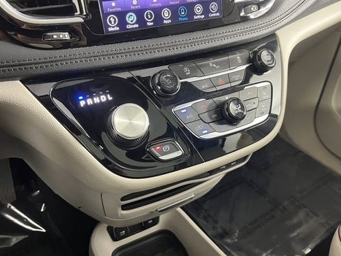 Used 2020 Chrysler Pacifica Limited image 23