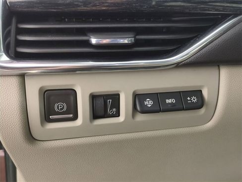 Used 2023 Cadillac XT4 Premium Luxury w/ Technology Package image 17