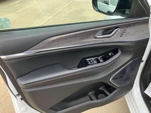 Certified 2022 Jeep Grand Cherokee Overland w/ Advanced Protech Group III AWD/4WD image 10