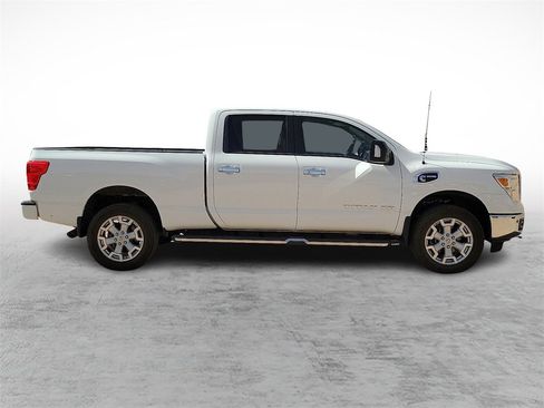Used 2019 Nissan Titan SV w/ SV Convenience Package image 12
