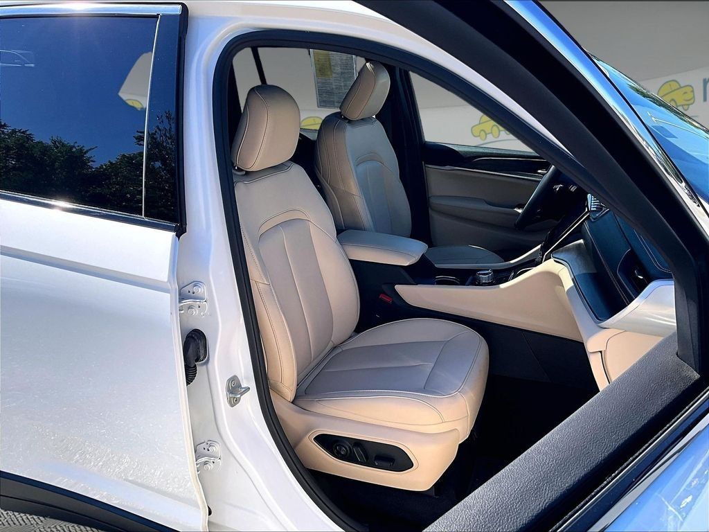 Used 2024 Jeep Grand Cherokee Limited 4xe AWD/4WD image 11