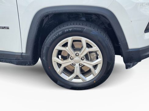 Used 2024 Jeep Compass Latitude AWD/4WD image 6