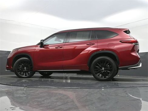 Used 2023 Toyota Highlander XSE image 28