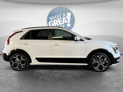 Certified 2023 Kia Niro EX Touring FWD image 2