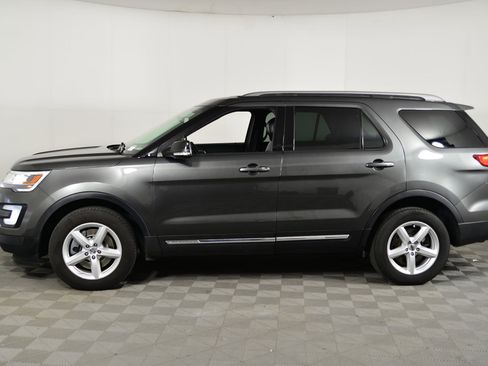 Used 2017 Ford Explorer XLT w/ Equipment Group 202A image 2