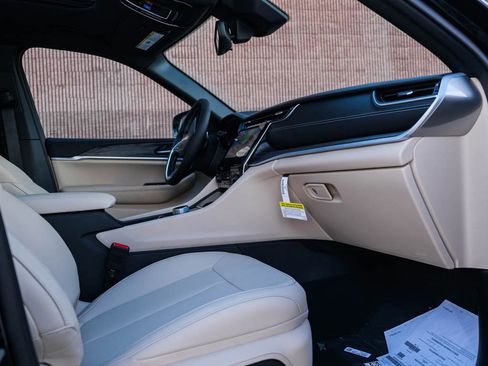 New 2025 Jeep Grand Cherokee Limited w/ Trailer Tow Package image 10