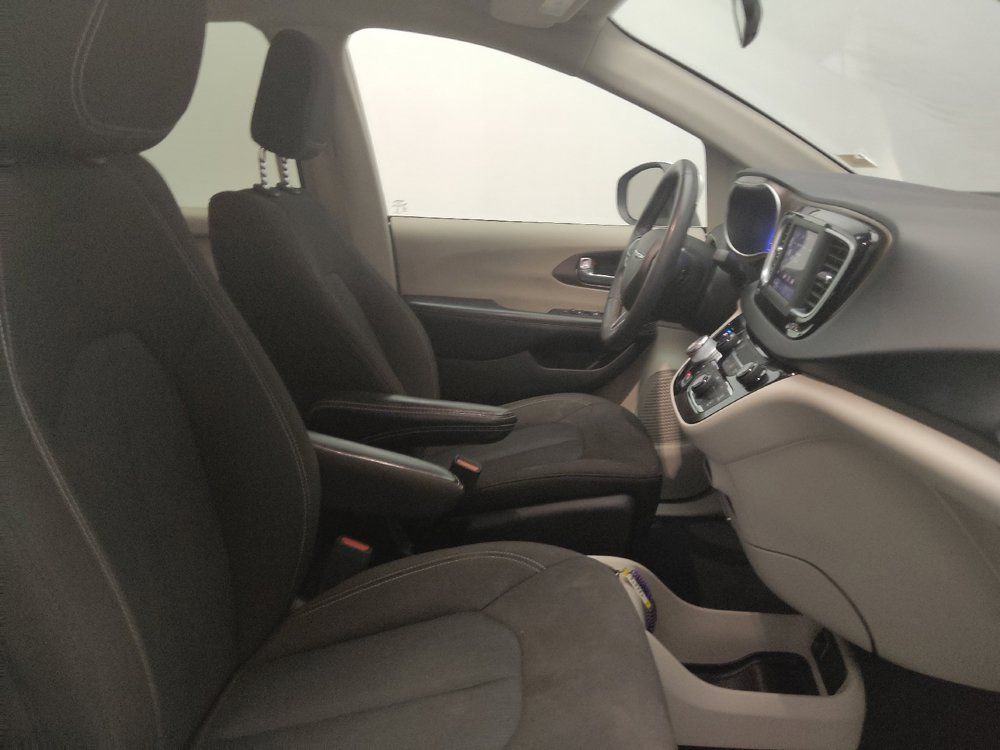 Used 2022 Chrysler Voyager LX FWD image 21