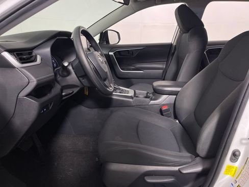 Used 2021 Toyota RAV4 LE AWD/4WD image 12