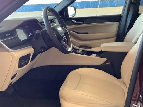 Certified 2025 Jeep Grand Cherokee Limited w/ Luxury Tech Group II AWD/4WD image 14