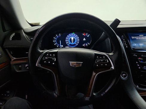 Used 2019 Cadillac Escalade Luxury AWD/4WD image 16