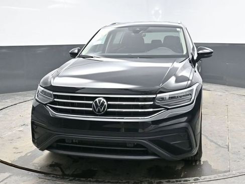 Used 2024 Volkswagen Tiguan SE image 2