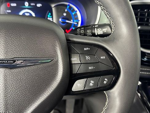 Certified 2024 Chrysler Pacifica Limited FWD image 13