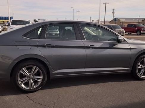 Used 2024 Volkswagen Jetta SE FWD image 2