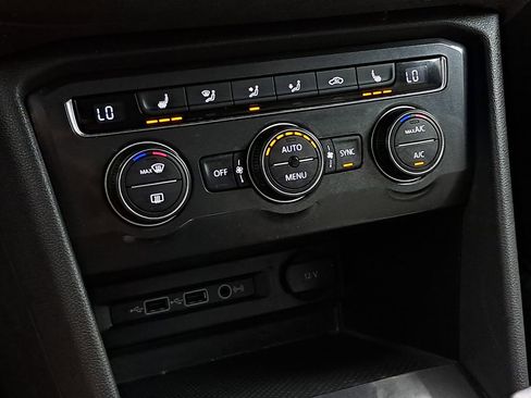 Used 2018 Volkswagen Tiguan SEL w/ 3rd Row Seat Package image 20