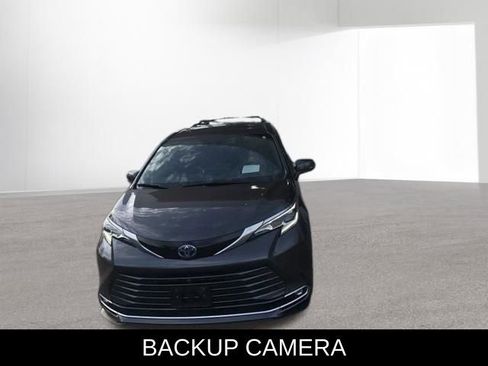 Used 2025 Toyota Sienna Platinum AWD/4WD image 2