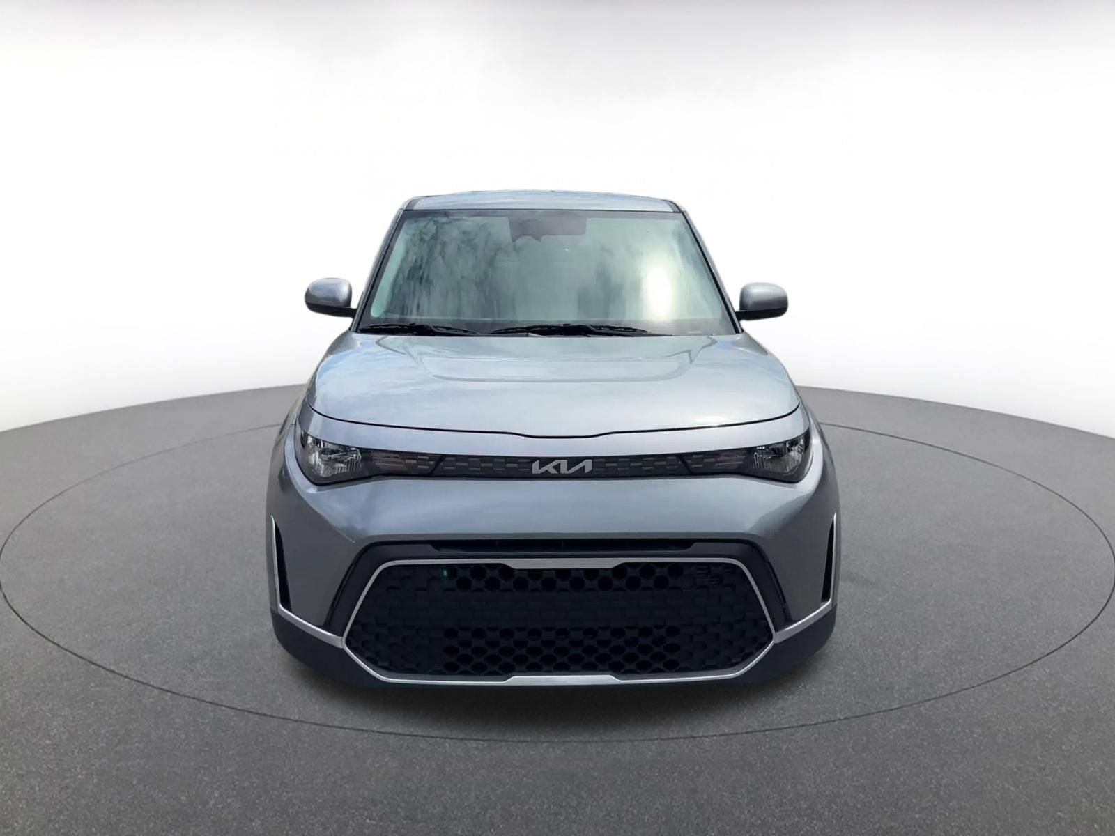 Used 2025 Kia Soul LX w/ LX Technology Package FWD image 3