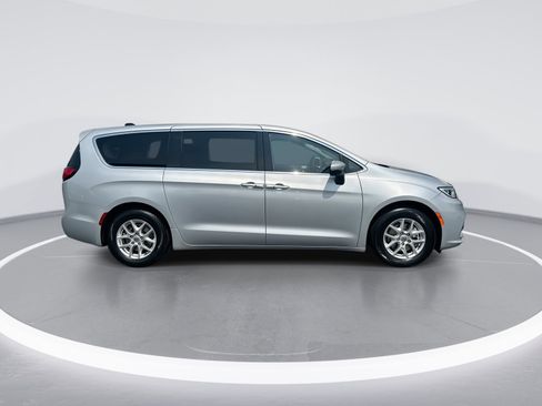 Used 2023 Chrysler Pacifica Touring-L FWD image 10