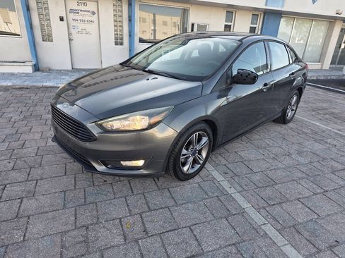 Used 2017 Ford Focus SE FWD image 2
