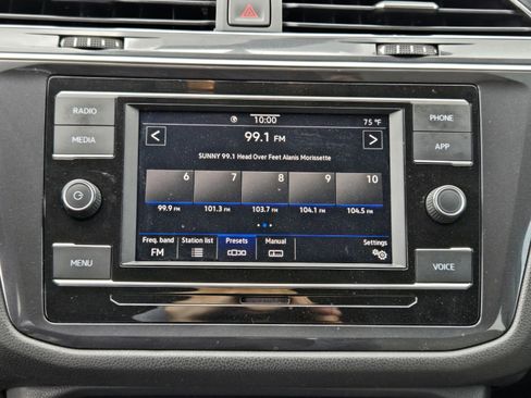 Used 2020 Volkswagen Tiguan S image 14