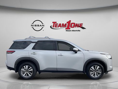 New 2025 Nissan Pathfinder SL image 9