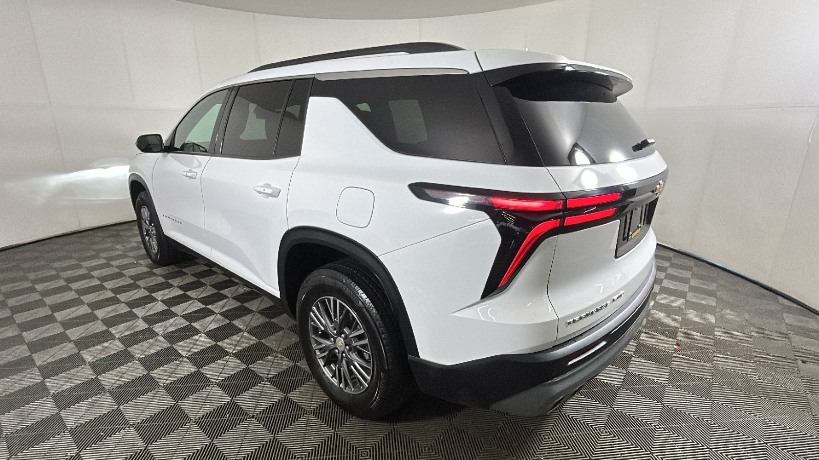 Used 2025 Chevrolet Traverse LT AWD/4WD image 5