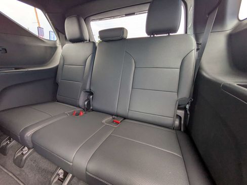 Used 2026 Chevrolet Traverse LT w/ Sun and Wheel Package FWD image 9