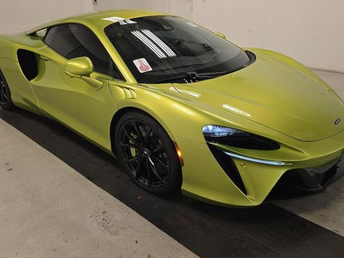 Used 2023 McLaren Artura image 2