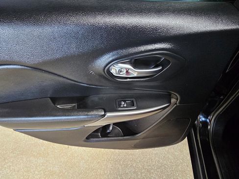 Used 2019 Jeep Cherokee Latitude Plus w/ Comfort/Convenience Group image 18