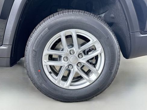 New 2025 Jeep Grand Cherokee L Laredo image 32