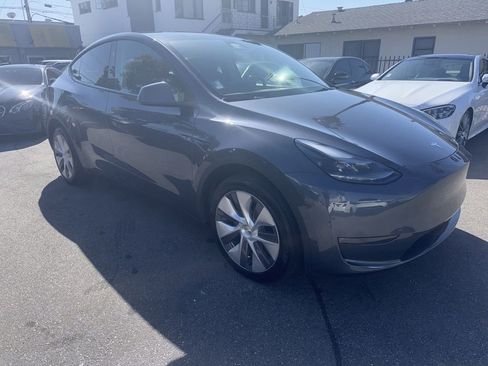 Used 2024 Tesla Model Y Long Range image 3