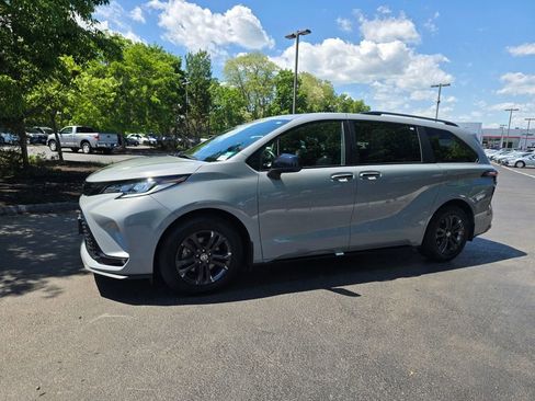 Used 2025 Toyota Sienna XSE w/ XSE Plus Package AWD/4WD image 3