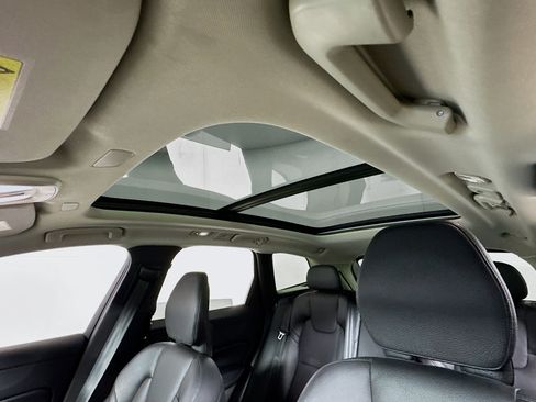 Used 2023 Volvo XC60 B5 Plus image 5