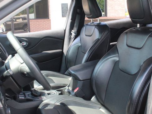 Used 2020 Jeep Cherokee Latitude Plus FWD image 14