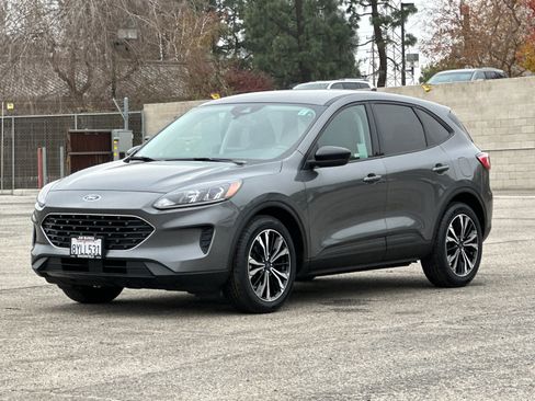 Certified 2022 Ford Escape SE w/ SE Sport Appearance Package image 9