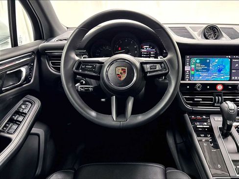 Used 2025 Porsche Macan AWD/4WD image 15