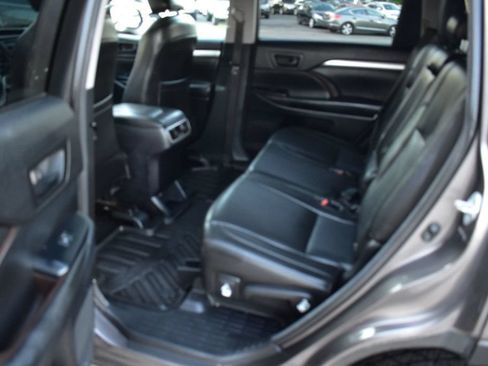 Used 2014 Toyota Highlander LE FWD image 17