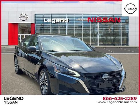 Used 2024 Nissan Altima 2.5 SV FWD image 1