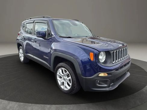 Used 2018 Jeep Renegade Latitude w/ Popular Equipment Group image 3