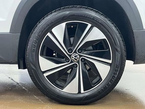 Used 2025 Volkswagen Taos SE image 11