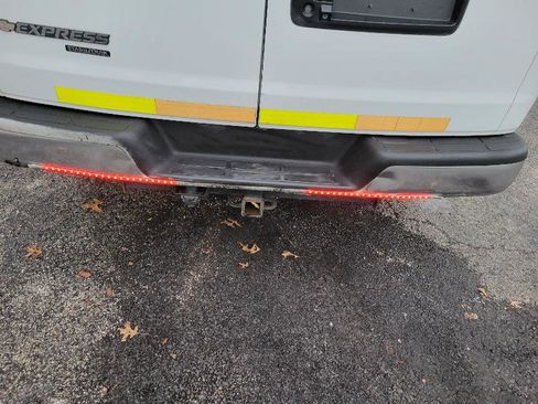 Used 2014 Chevrolet Express 2500 image 9