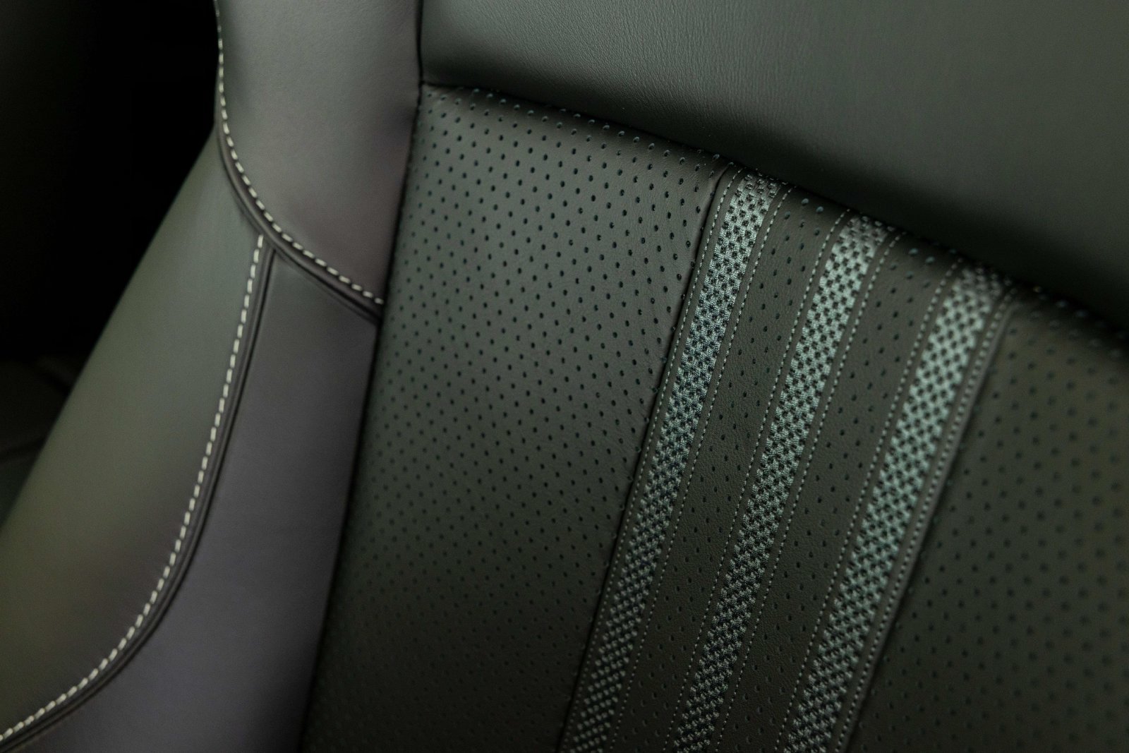 New 2026 Aston Martin DBX 707 AWD/4WD image 18